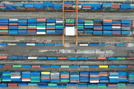 在廣州東部公鐵聯(lián)運樞紐（增城西站），工作人員在進行集裝箱轉(zhuǎn)運工作。廣州交通投資集團有限公司供圖