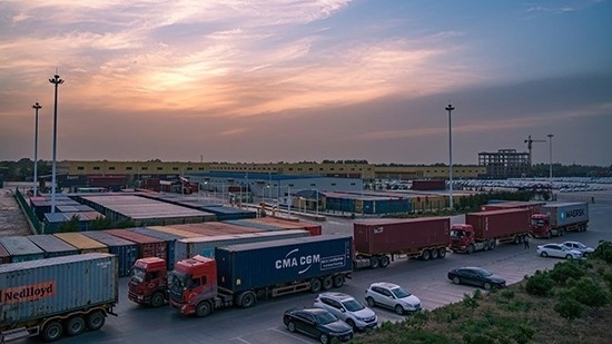 石家莊國際陸港內(nèi)整裝待發(fā)的集裝箱。 石家莊國際陸港供圖