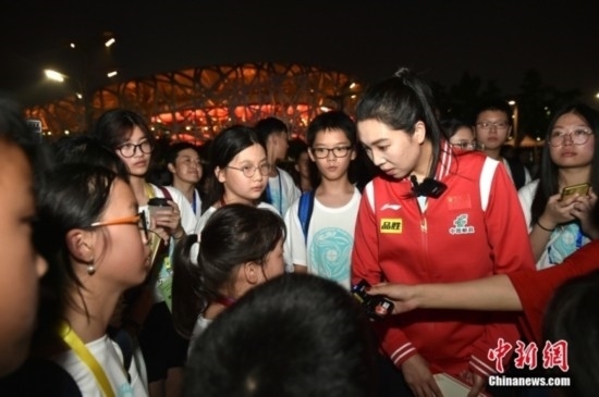 圖為小學(xué)員向李曉霞分享自己運動經(jīng)歷。<a target='_blank' href='/' ><p align=