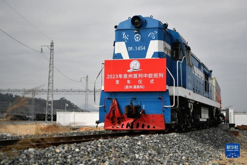 2月3日，中歐班列駛出興泉鐵路黃塘站。當(dāng)日，滿載著55個(gè)集裝箱的中歐班列，從位于福建泉州惠安縣的興泉鐵路黃塘站駛出。這是泉州今年開(kāi)出的首趟中歐班列，也是興泉鐵路開(kāi)通后的首趟泉州中歐班列。據(jù)了解，此次班列裝載產(chǎn)品主要來(lái)自泉州進(jìn)出口企業(yè)，貨重601.4噸，貨值約262.5萬(wàn)美元。新華社記者 魏培全 攝