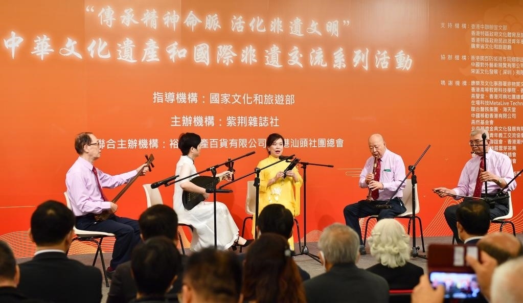 2022年11月23日，演員在“傳承精神命脈 活化非遺文明”中華文化遺產(chǎn)和國(guó)際非遺交流系列活動(dòng)開(kāi)幕式上表演非遺項(xiàng)目南音《滿空飛》。新華社記者 陳鐸 攝