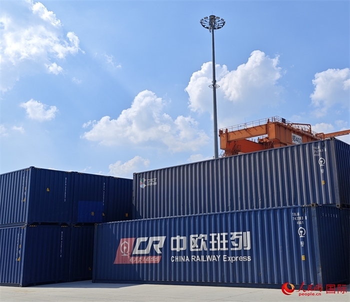 8月3日，中歐班列（中豫號）集裝箱在鄭州車站海關等候查驗。人民網(wǎng) 崔譯戈攝