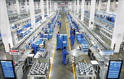 在位于浙江省臺州市的杰克科技股份有限公司，工作人員在裝配車間裝配縫紉機（2023年3月23日攝）。翁忻旸攝/本刊