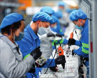 工人在浙江沁園水處理科技有限公司生產(chǎn)車間組裝家用凈水產(chǎn)品（2023年3月22日攝）。黃宗治攝/本刊