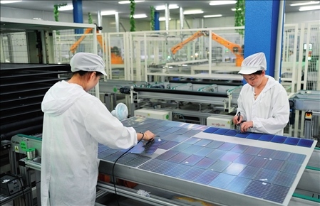 在浙江省臺州市黃巖區(qū)省級專精特新“小巨人”企業(yè)浙江公元新能源科技股份有限公司，工作人員生產(chǎn)太陽能電池組（2023年8月9日攝）。翁忻旸攝/本刊