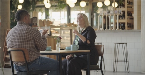 凱茜·瑪格與手語教學(xué)者交流。帕特里克·謝德-西蒙茲攝