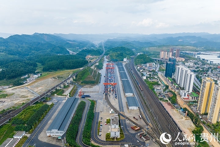 航拍貴陽國際陸港。人民網(wǎng)記者 涂敏攝