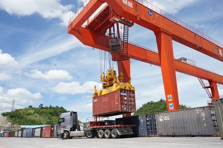 在貴陽國際陸港，正在作業(yè)的龍門吊。貴陽綜保區(qū)供圖