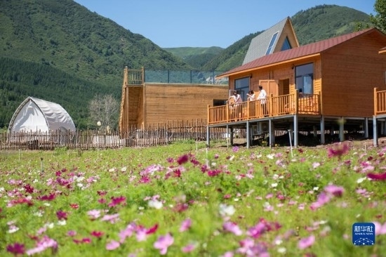 8月12日，游客在寧夏固原市涇源縣大灣鄉(xiāng)楊嶺村的民宿聊天。新華社記者 李旭倫 攝