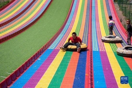 8月12日，小朋友在寧夏固原市涇源縣大灣鄉(xiāng)楊嶺村玩耍。新華社記者 李旭倫 攝