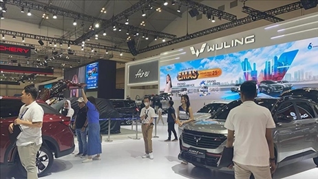 印尼消費(fèi)者參觀上汽五菱的展臺。趙世祺 攝