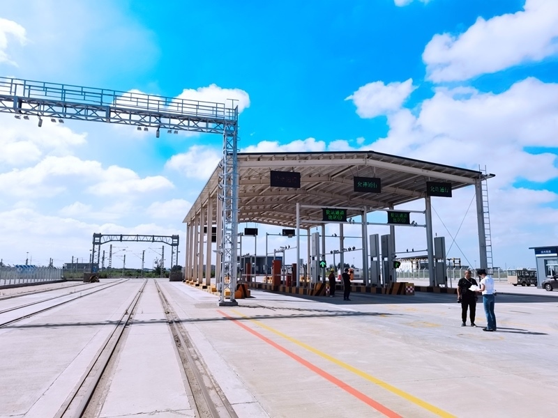 中歐班列（沈陽(yáng)）集結(jié)中心貨運(yùn)通道。人民網(wǎng)記者 栗翹楚攝