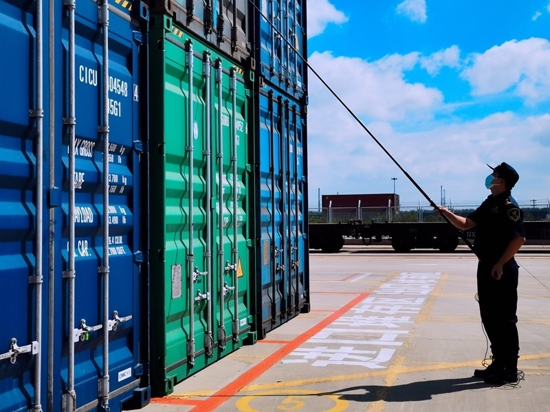 關(guān)員利用工業(yè)內(nèi)窺鏡檢查箱號(hào)、鎖號(hào)、封志情況。人民網(wǎng)記者 栗翹楚攝