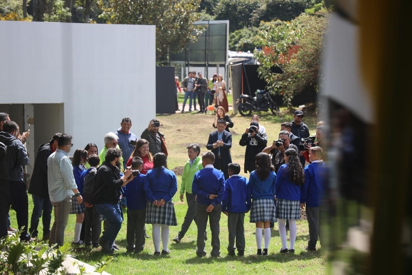 波哥大市長克勞迪婭·洛佩茲與參加活動的學(xué)生代表交流。中國港灣波哥大地鐵一號線項目供圖