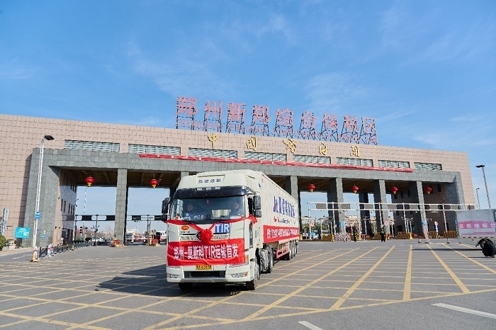 2023年2月20日，鄭州—莫斯科TIR運(yùn)輸首發(fā)車輛駛出鄭州新鄭綜合保稅區(qū)。新鄭海關(guān)供圖