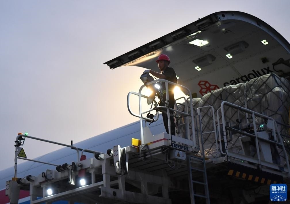8月1日，工作人員在中國鄭州新鄭國際機場為一架盧森堡貨航貨機裝貨。新華社記者 李嘉南 攝