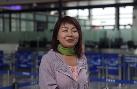 7月22日，曾經(jīng)在老撾瑯勃拉邦工作過3年的加拿大華僑孫月玲乘坐中老鐵路國際旅客列車從中國出境。衛(wèi)海林 攝