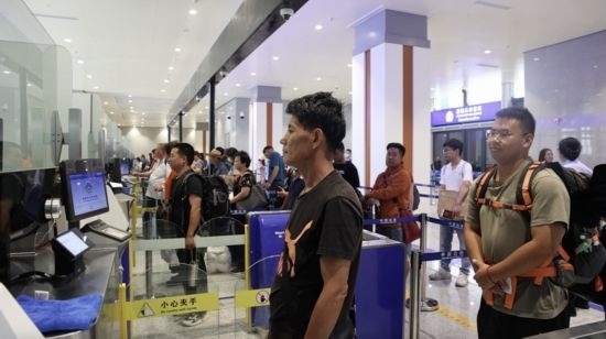 6月13日，乘坐中老鐵路國(guó)際旅客列車的旅客在磨憨邊檢大廳排隊(duì)候檢。李揚(yáng) 攝