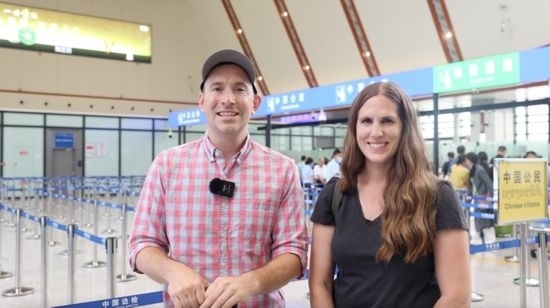 6月13日，來(lái)自美國(guó)的德拉古（Dragoo）夫婦將首次乘坐中老鐵路國(guó)際旅客列車從中國(guó)出境。李揚(yáng) 攝