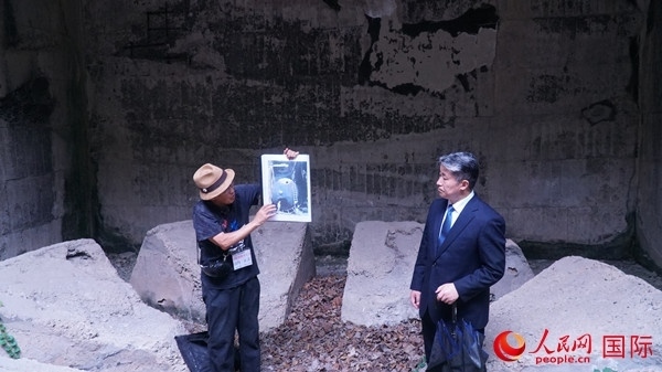 毒氣島歷史研究所事務(wù)局長山內(nèi)正之在毒氣儲存遺址為大家介紹日軍發(fā)動毒氣戰(zhàn)的罪證。人民網(wǎng) 蔣曉辰攝