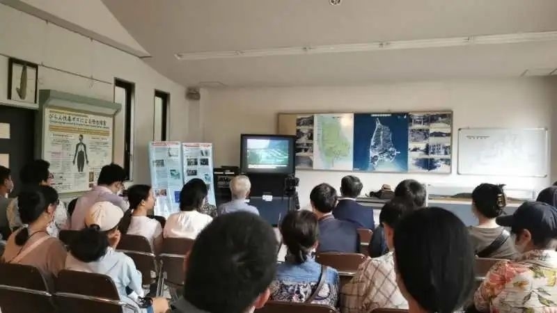 觀看日軍發(fā)動毒氣戰(zhàn)的影像資料。中國駐大阪總領(lǐng)事館供圖