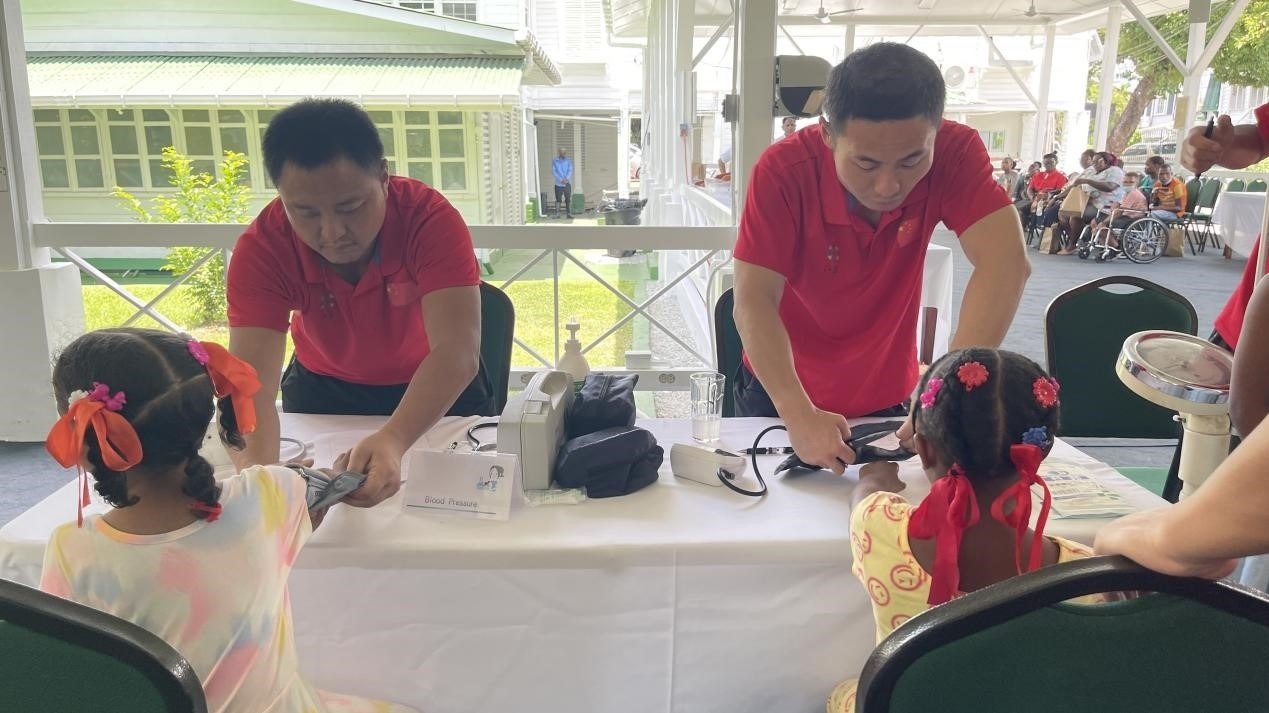 醫(yī)療隊員為福利院兒童進行檢查。第18期援圭亞那醫(yī)療隊供圖