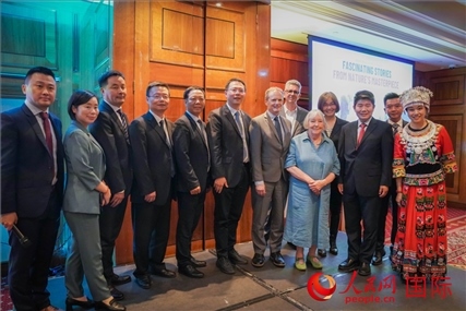 張家界文化旅游推介會部分嘉賓合影。人民網(wǎng) 郭錦標(biāo)攝