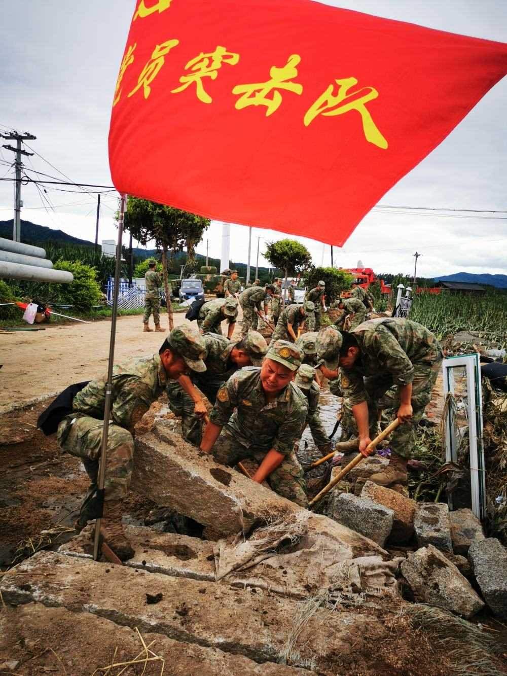 8月7日，陸軍第78集團(tuán)軍某旅組織黨員突擊隊(duì)在吉林舒蘭市七里鄉(xiāng)清理路障。新華社發(fā)（劉洋 攝）