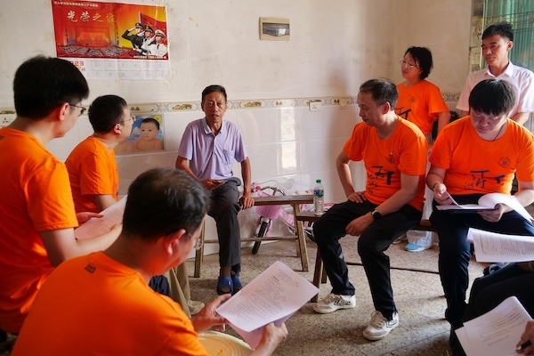 江西上饒“千村調(diào)查”分隊(duì)于余干縣上西源村入戶調(diào)查。校方供圖