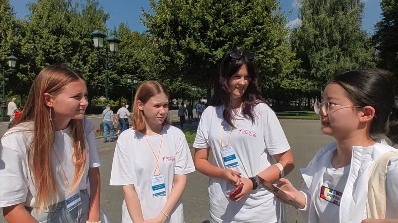 調(diào)研團在街頭采訪。北京外國語大學供圖