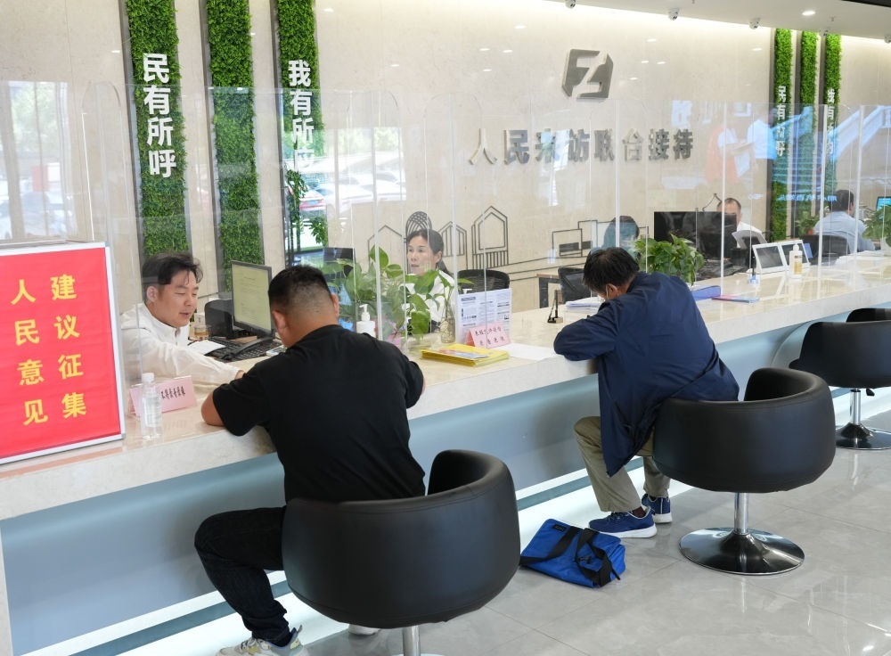 在杭州市余杭區(qū)社會治理中心，工作人員在接待前來上訪的群眾（5月25日攝）。新華社記者 翁忻旸 攝