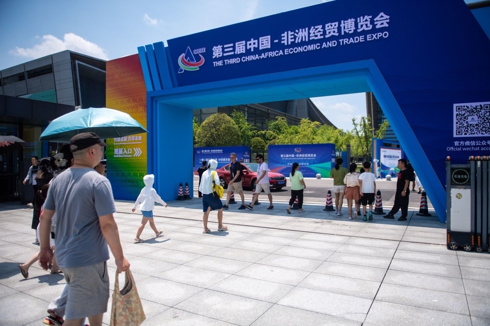 2023年7月2日，在長沙國際會展中心，觀眾進入中非經(jīng)貿(mào)博覽會展會現(xiàn)場。新華社記者 陳思汗 攝