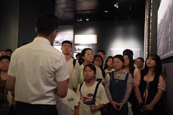 （講解員為記者團同學(xué)們講述歷史。北京舞蹈學(xué)院 全峻汐攝