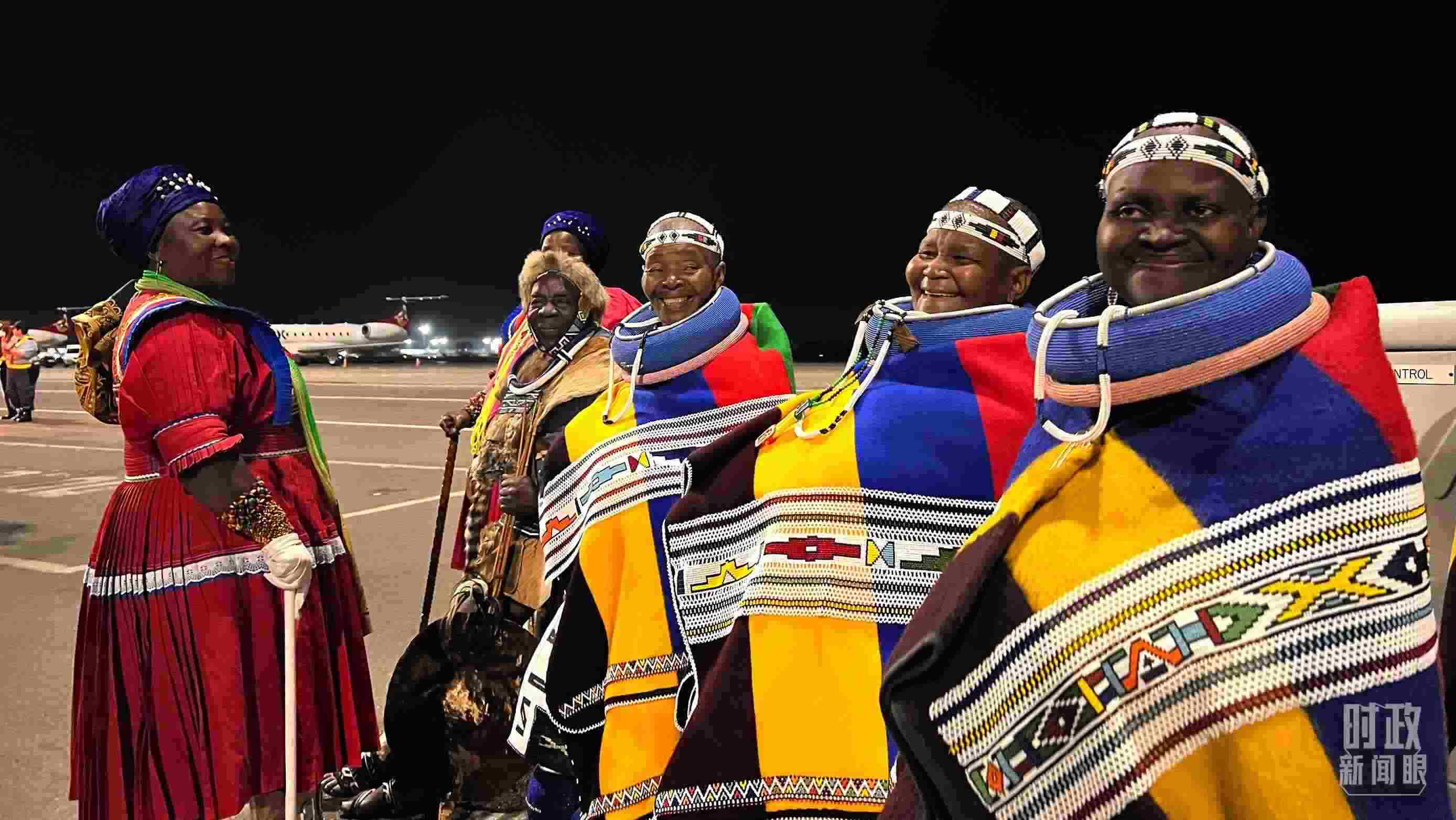 △身穿民族服裝的當地民眾。（總臺央視記者程鋮拍攝）