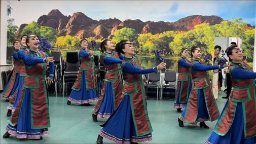 臨潢家園社區(qū)居民在烏蘭牧騎排練廳編排舞蹈。人民網(wǎng)記者 金洪花攝