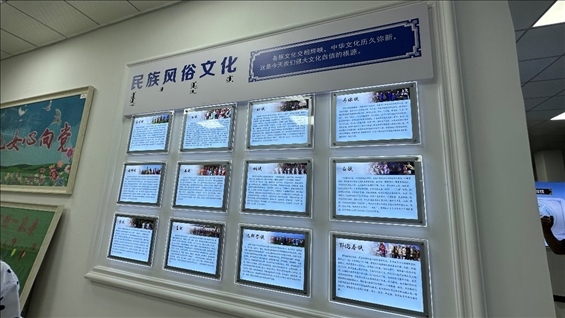 社區(qū)服務(wù)中心內(nèi)民族風(fēng)俗文化墻。人民網(wǎng)記者 金洪花攝