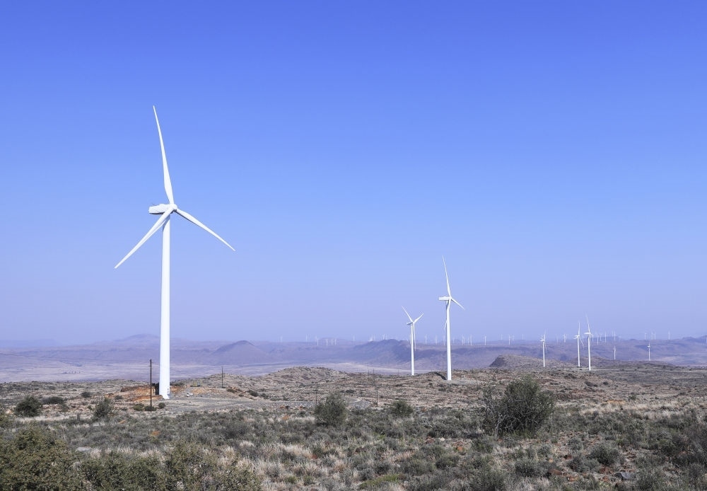 這是在南非北開普省德阿鎮(zhèn)拍攝的德阿風電項目風機（2023年8月10日攝）。由中國龍源電力集團南非公司運營的德阿風電項目每年發(fā)電量超過7.5億千瓦時，相當于節(jié)約20多萬噸標準煤，減排二氧化碳約70萬噸。