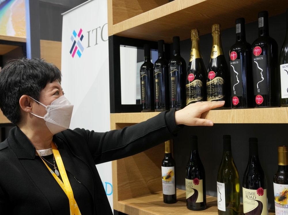 這是在中國上海舉行的第五屆進博會上拍攝的來自南非的葡萄酒（2022年11月7日攝）。