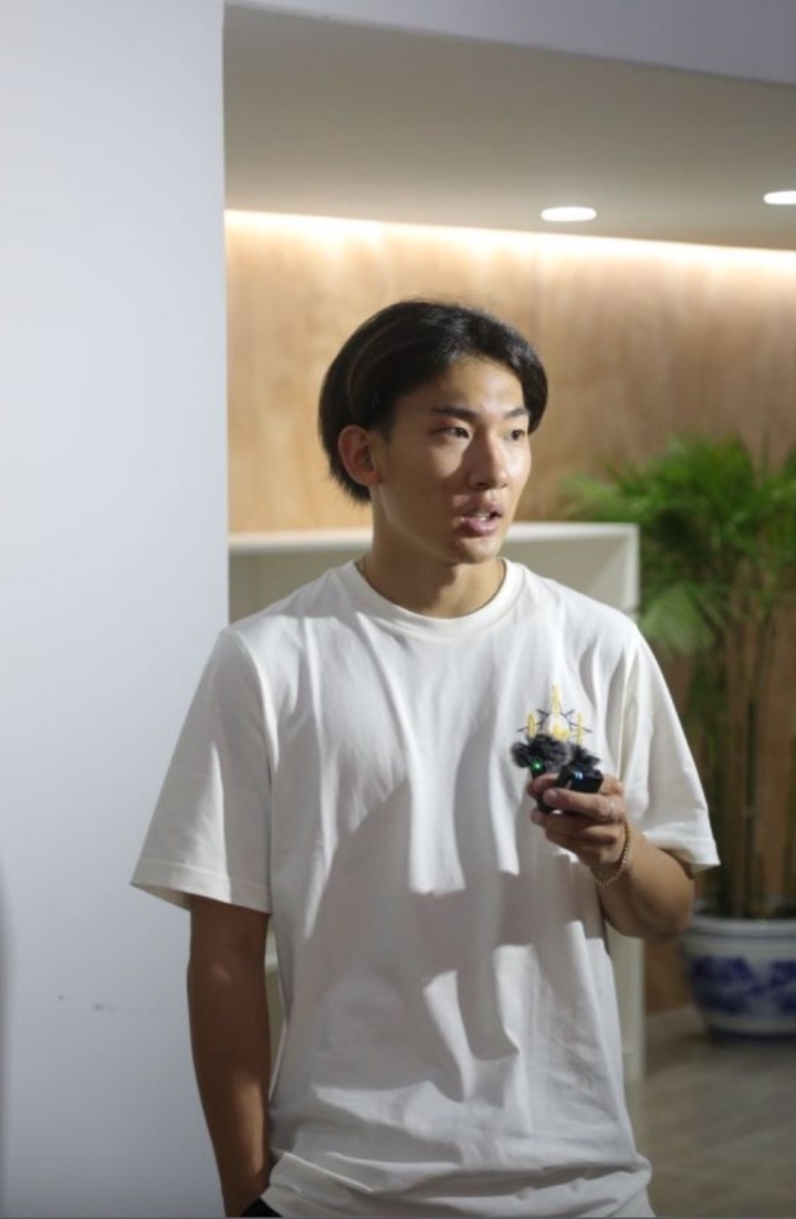 蘇翊鳴接受媒體采訪。