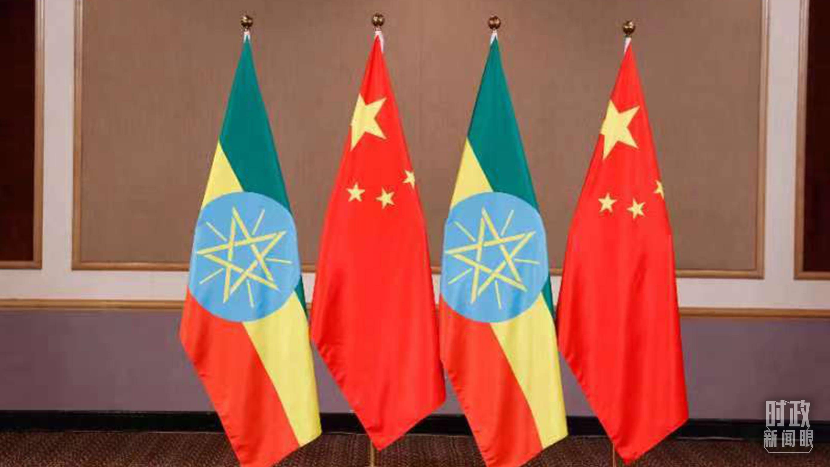 △會見現(xiàn)場的中國、埃塞兩國國旗。（總臺央視記者耿小龍拍攝）