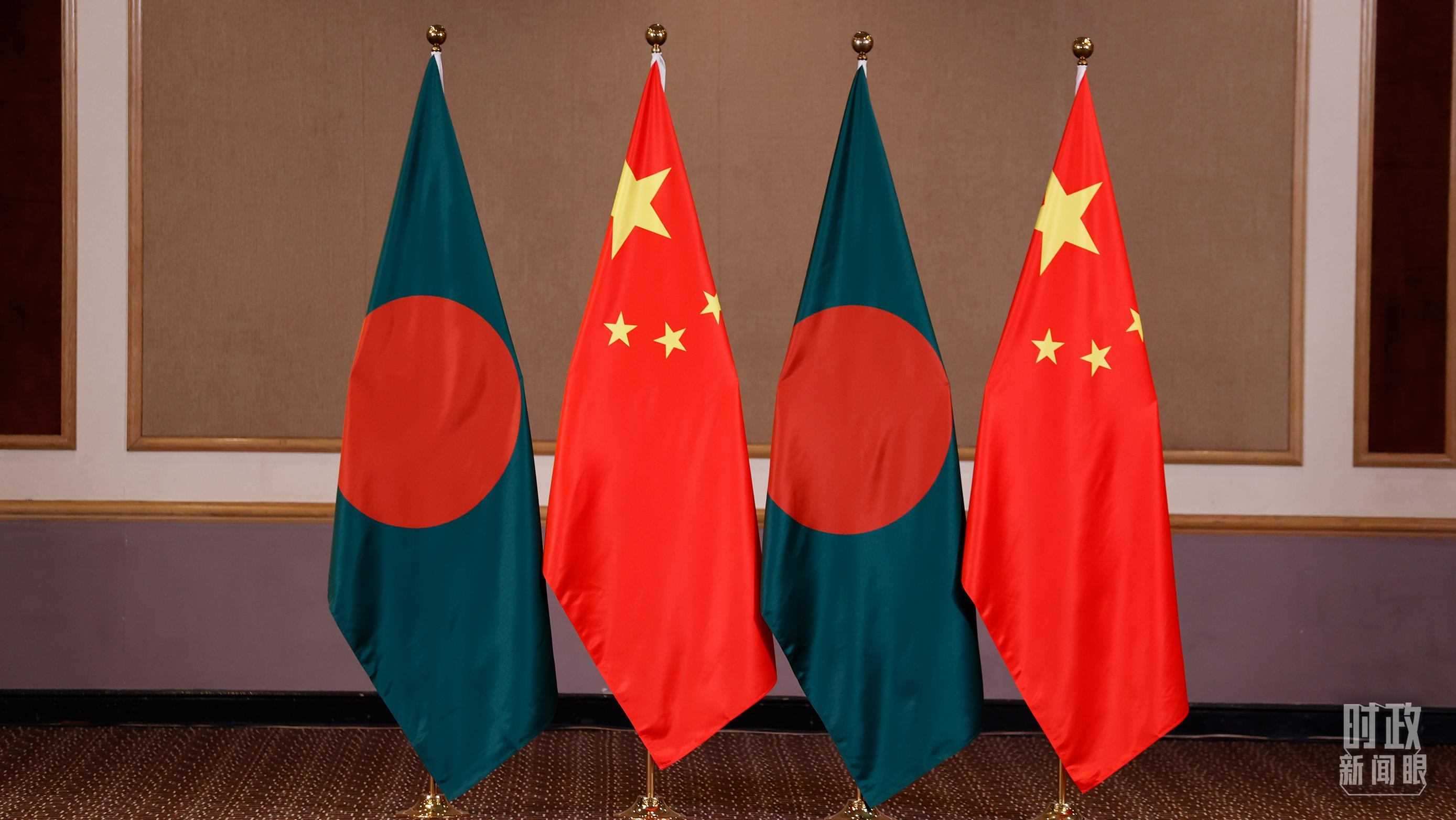 △會見現(xiàn)場的中孟兩國國旗。（總臺央視記者耿小龍拍攝）