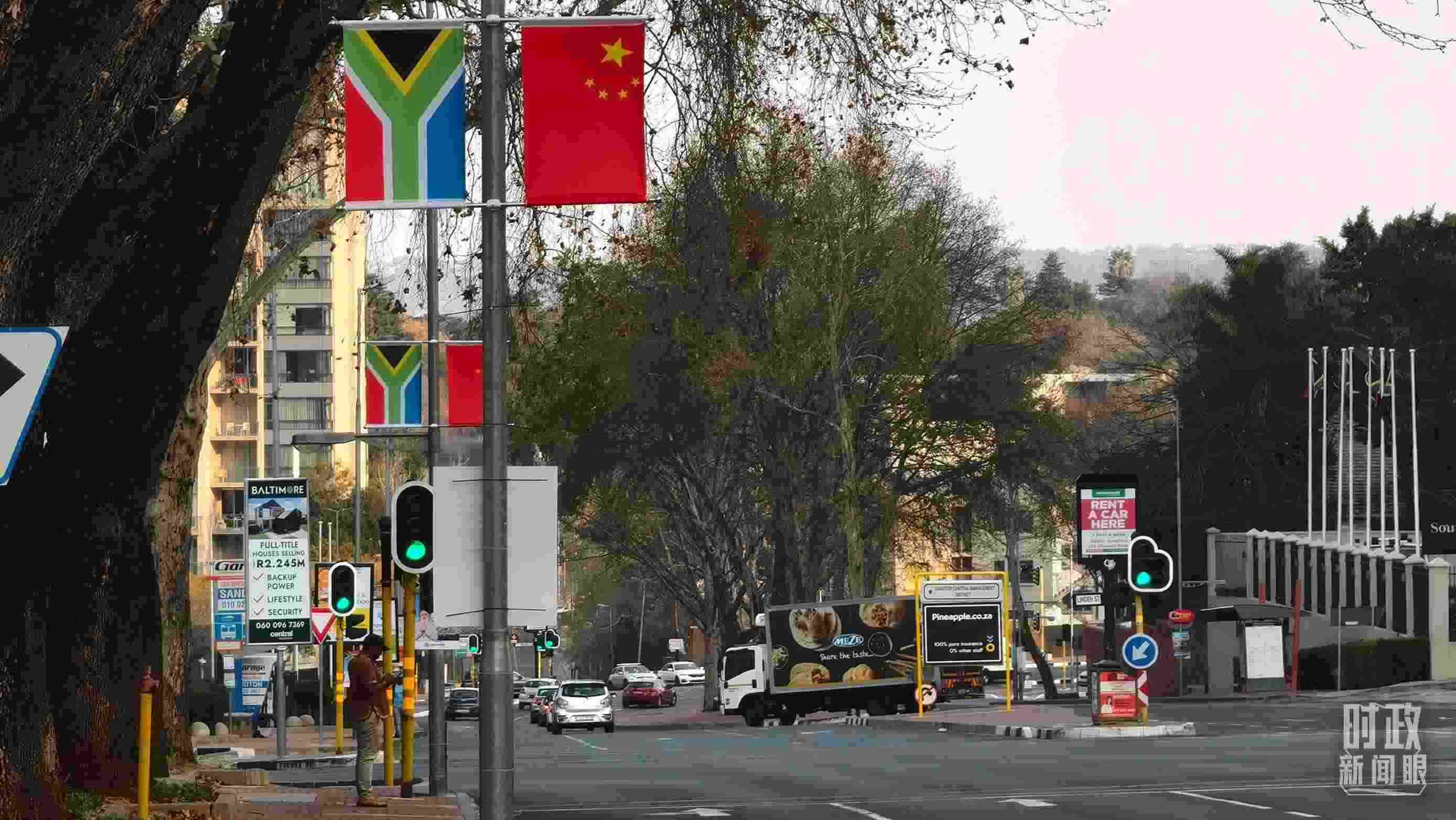 △約翰內斯堡街道兩側懸掛的中國國旗。（總臺央視記者韓銳拍攝）
