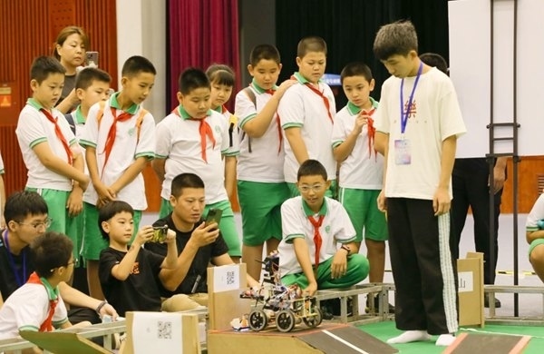 青少年學(xué)生現(xiàn)場(chǎng)觀看比賽。北京工商大學(xué)供圖