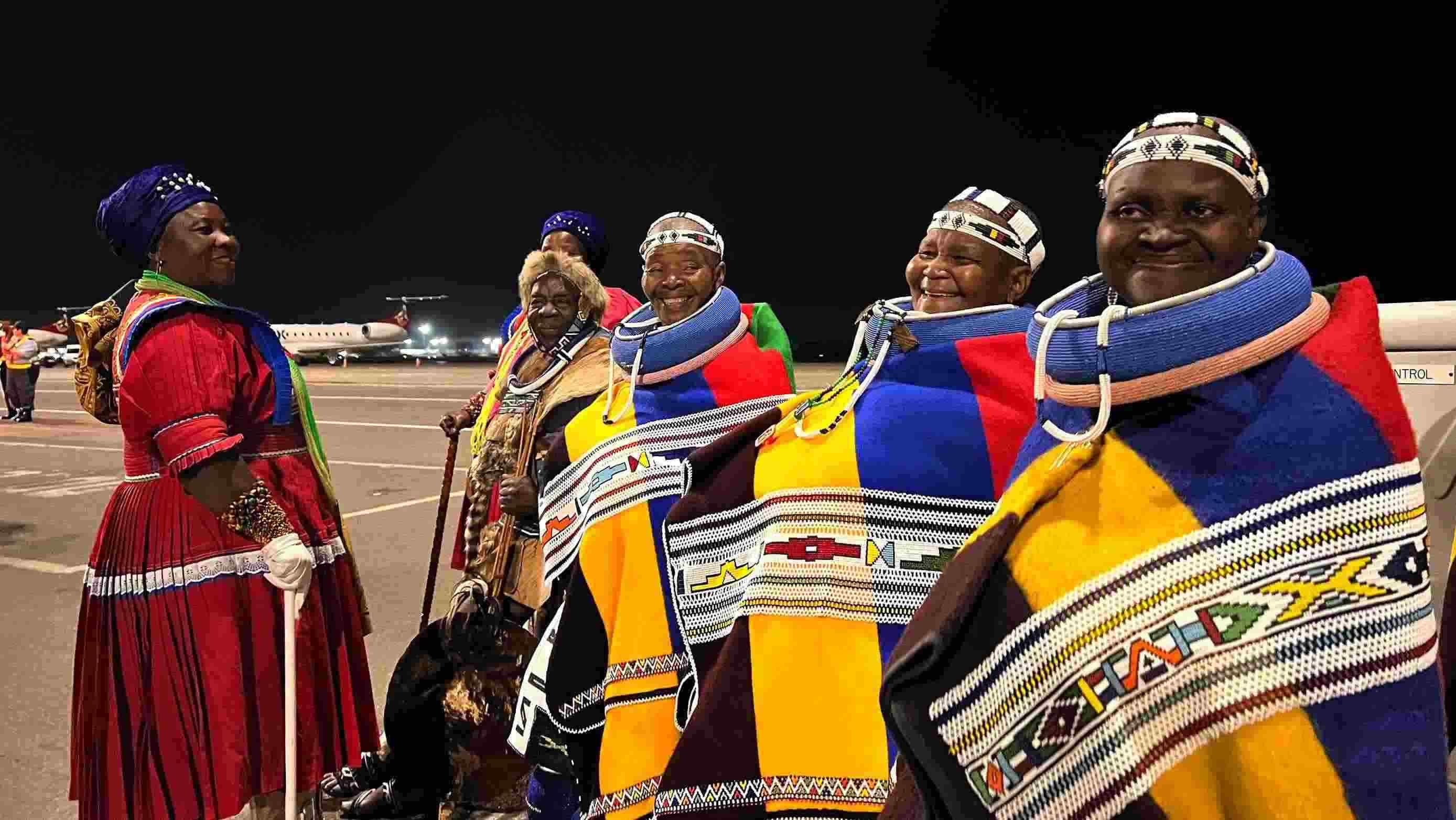當?shù)貢r間2023年8月21日晚，習近平主席乘坐的專機抵達南非約翰內斯堡坦博國際機場，這是身穿民族服飾迎接的當?shù)厝罕姟? width=