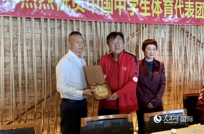 巴西中國(guó)和平統(tǒng)一促進(jìn)會(huì)會(huì)長(zhǎng)王俊曉向中國(guó)中學(xué)生體育代表團(tuán)團(tuán)長(zhǎng)劉立新贈(zèng)送紀(jì)念品。人民網(wǎng)記者 宋亦然攝