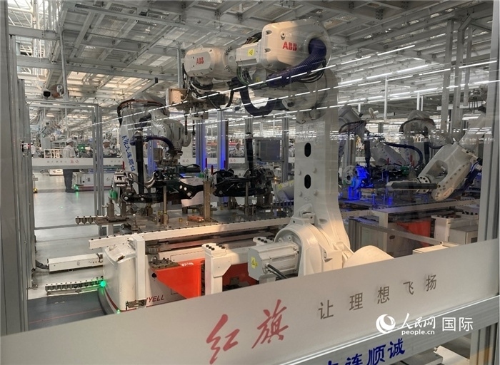 一汽—紅旗繁榮工廠內(nèi)的智能機器人。人民網(wǎng) 宋歌攝