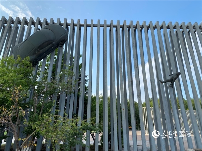 長春國際汽車公園中的立體雕塑。人民網(wǎng) 宋歌攝