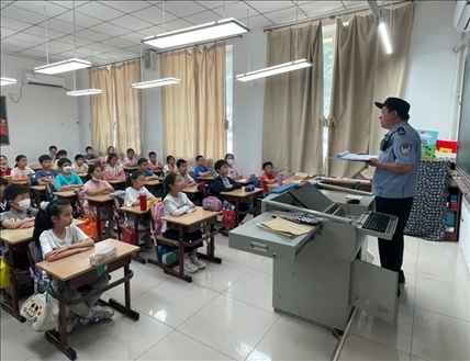 趙超剛在呼家樓中心小學(xué)為學(xué)生們講法治課。受訪者供圖