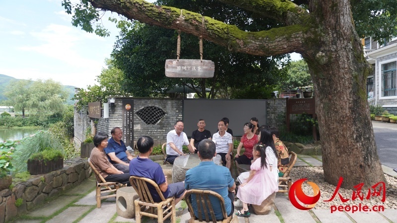 余杭區(qū)徑山鎮(zhèn)小古城村村民在“樟樹下議事”。人民網(wǎng)肖聰聰攝