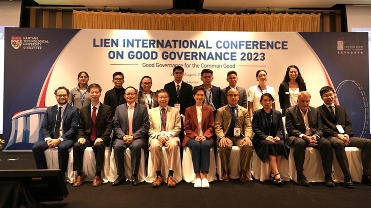 與會(huì)嘉賓和新書(shū)的編者及章節(jié)作者合影。新加坡南洋理工大學(xué)供圖